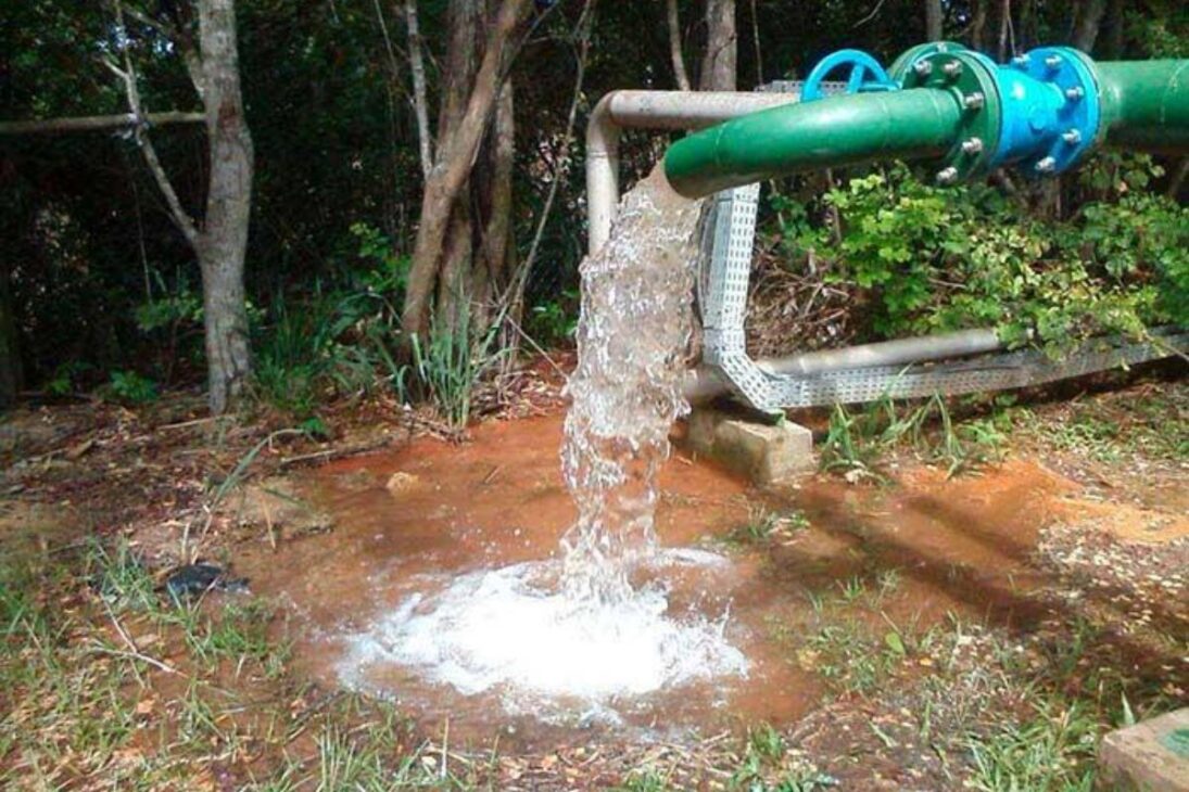 Entiende por qué perforar pozo artesiano en Brasil se ha convertido en sinónimo de burocracia, cómo la disputa por el agua subterránea, la exigencia de otorgamiento de uso y el avance de pozos irregulares transformaron el pozo artesiano en una cuestión de supervivencia y conflicto regulatorio.