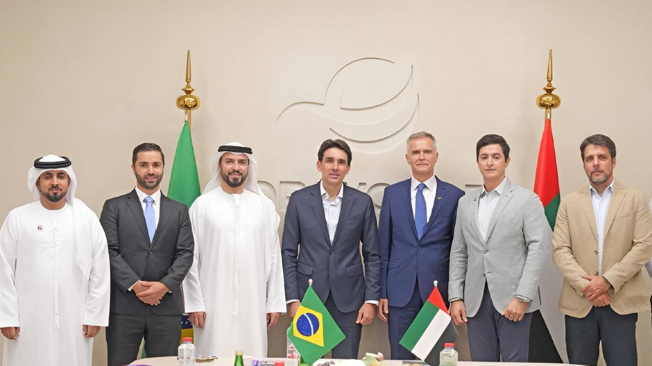 Representantes do Brasil e dos Emirados Árabes Unidos em reunião diplomática com bandeiras dos dois países.