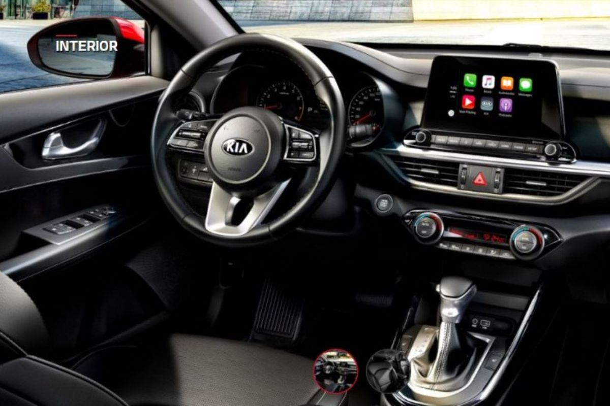 O Cerato SX 2.0 2022 une conforto real, bancos aquecidos, ar dual zone e consumo na gasolina eficiente, ideal para viagens longas com economia.