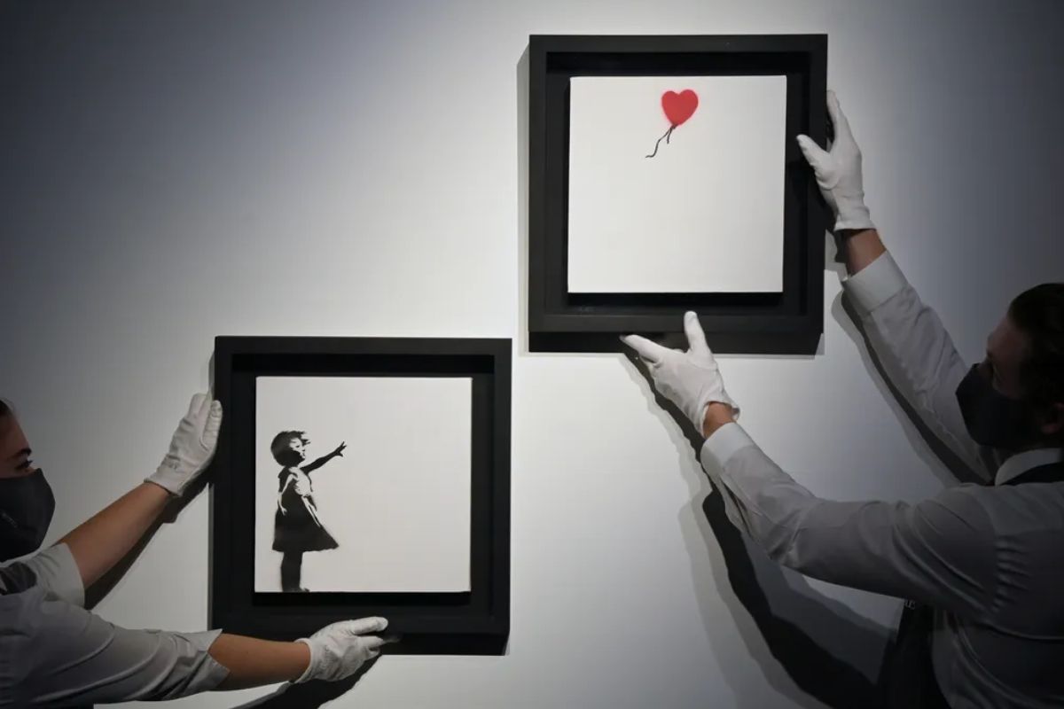 'Menina com Balão' de Banksy é roubada em Londres por homem com martelo e máscara, mas polícia recupera obra e prende suspeito em dois dias. foto: Foto: Reuters/Toby Melville