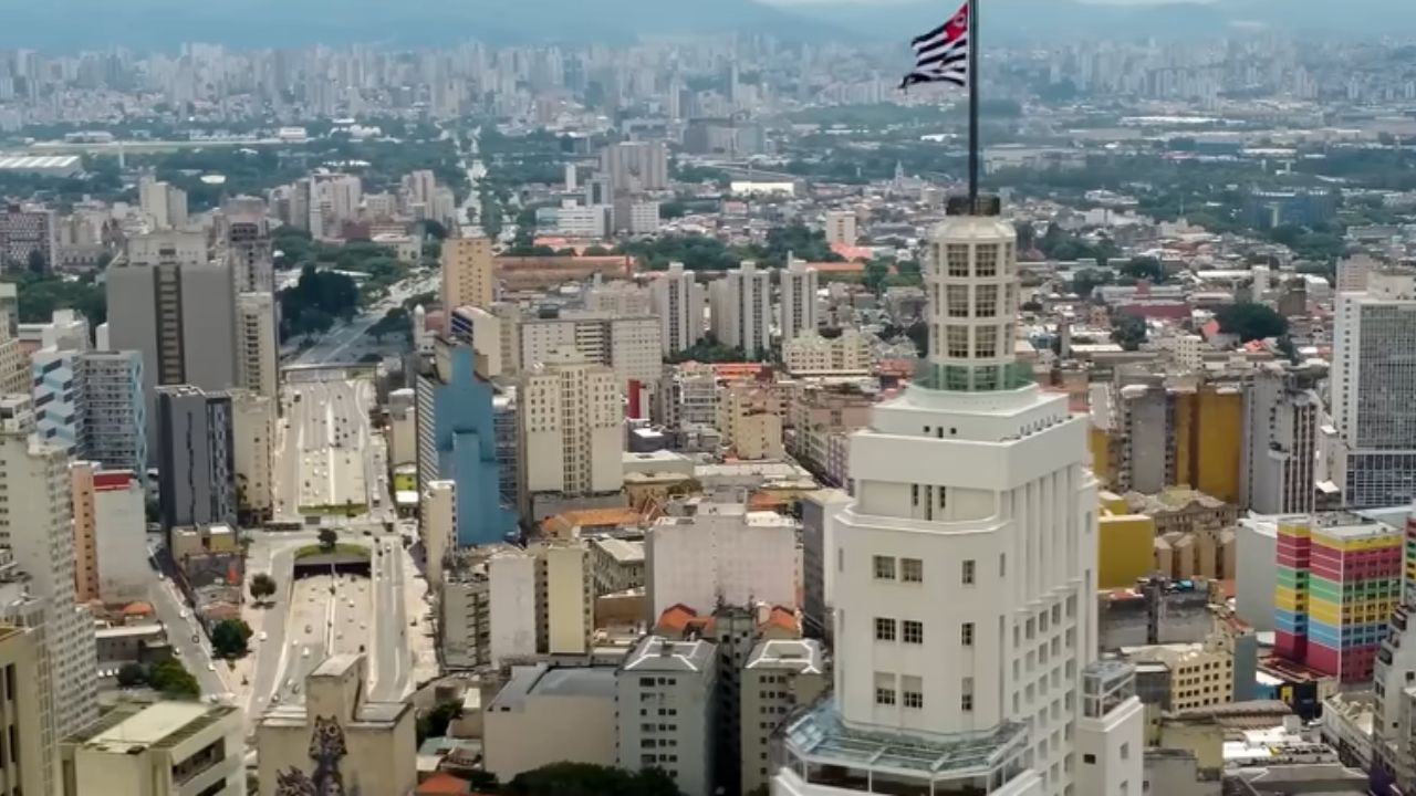 Descubra la metrópoli invisible de São Paulo. Explora una ciudad oculta gigante con ríos soterrados, criptas históricas y secretos bajo el asfalto.