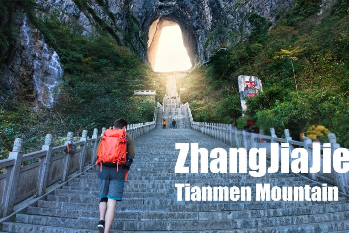 Descubra o teleférico mais longo do mundo em Zhangjiajie, que leva à Montanha Tianmen, desafia com 999 degraus e revela a incrível passarela de vidro nas alturas.