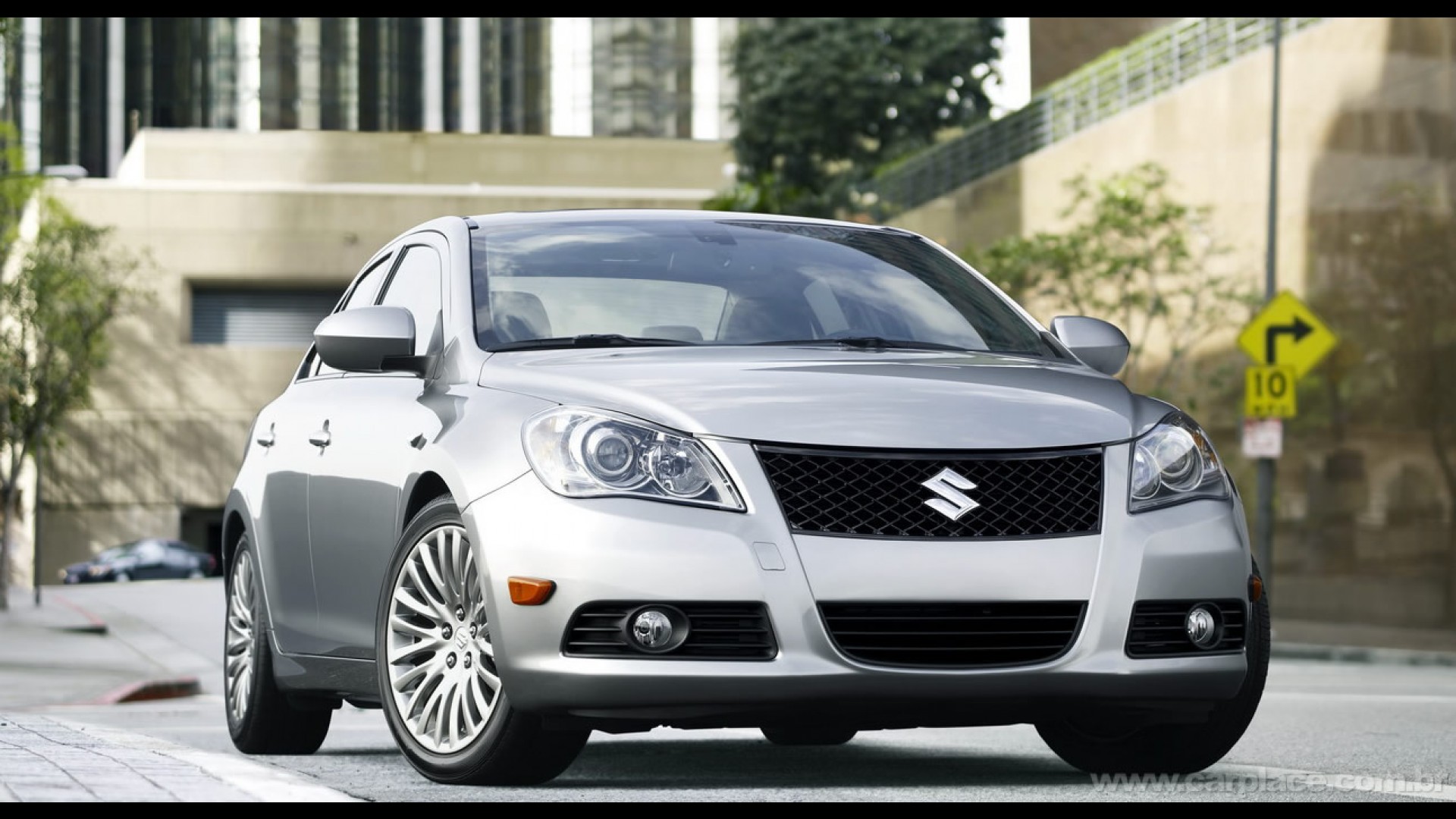 O sedã japonês que "morreu cedo demais": com motor 2.4 de 185 cv, tração AWD, suspensão multilink e fama de excelente dirigibilidade, o Suzuki Kizashi virou raridade desejada