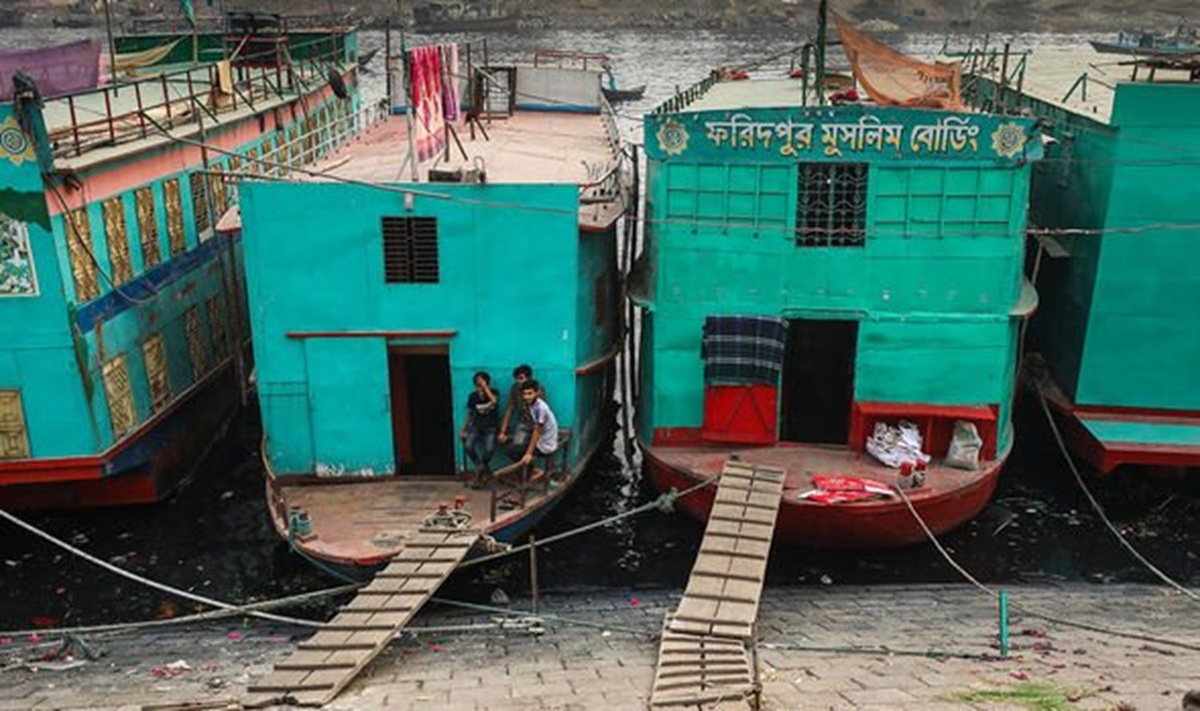 Realidade extrema do pior hotel do mundo - com moradores vivendo décadas entre calor, insetos, quartos baratos e esgoto no rio