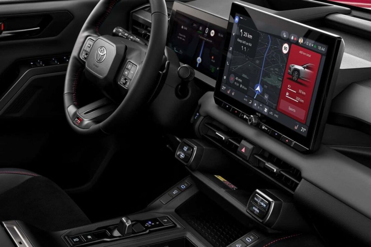 O RAV4 híbrido 2025 estreia com autonomia elétrica ampliada, recarga rápida, pacote de segurança, integração digital e desempenho que reforça o Toyota RAV4 como referência entre SUVs híbridos.