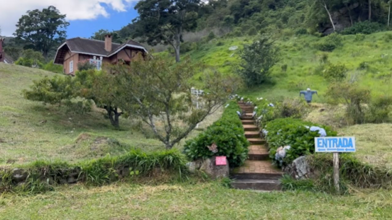 En la Mantiqueira, un sitio orgánico con casa construida desde cero con barro ofrece vida en el campo y turismo rural para quienes buscan un refugio simple.
