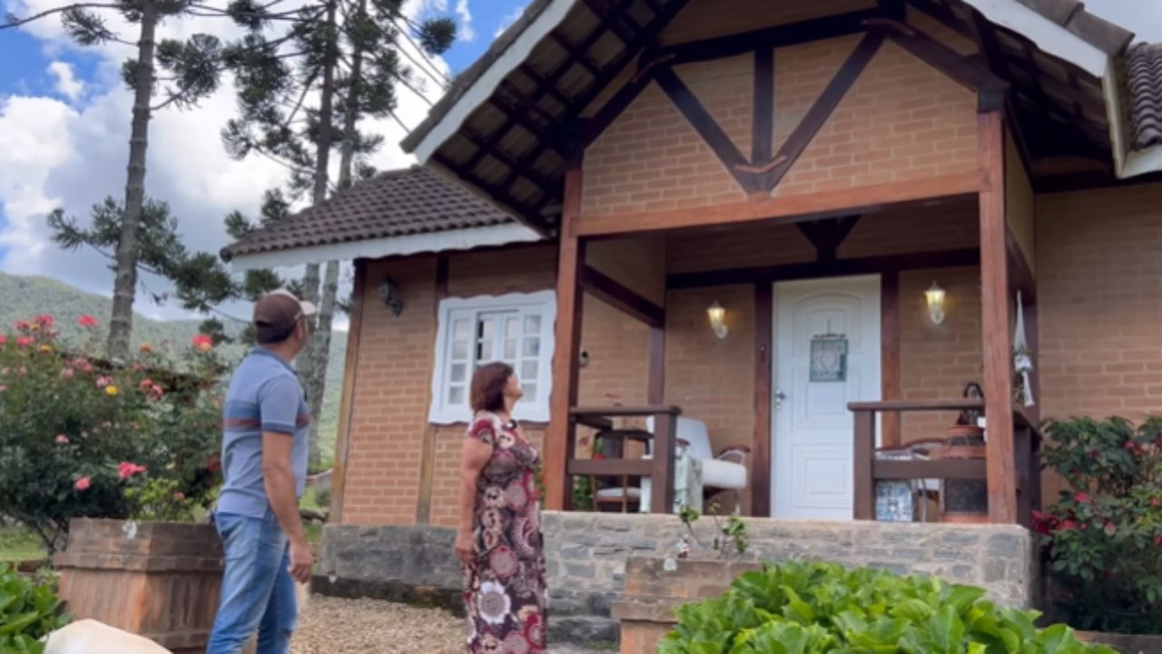 En la Mantiqueira, un sitio orgánico con casa construida desde cero con barro ofrece vida en el campo y turismo rural para quienes buscan un refugio simple.