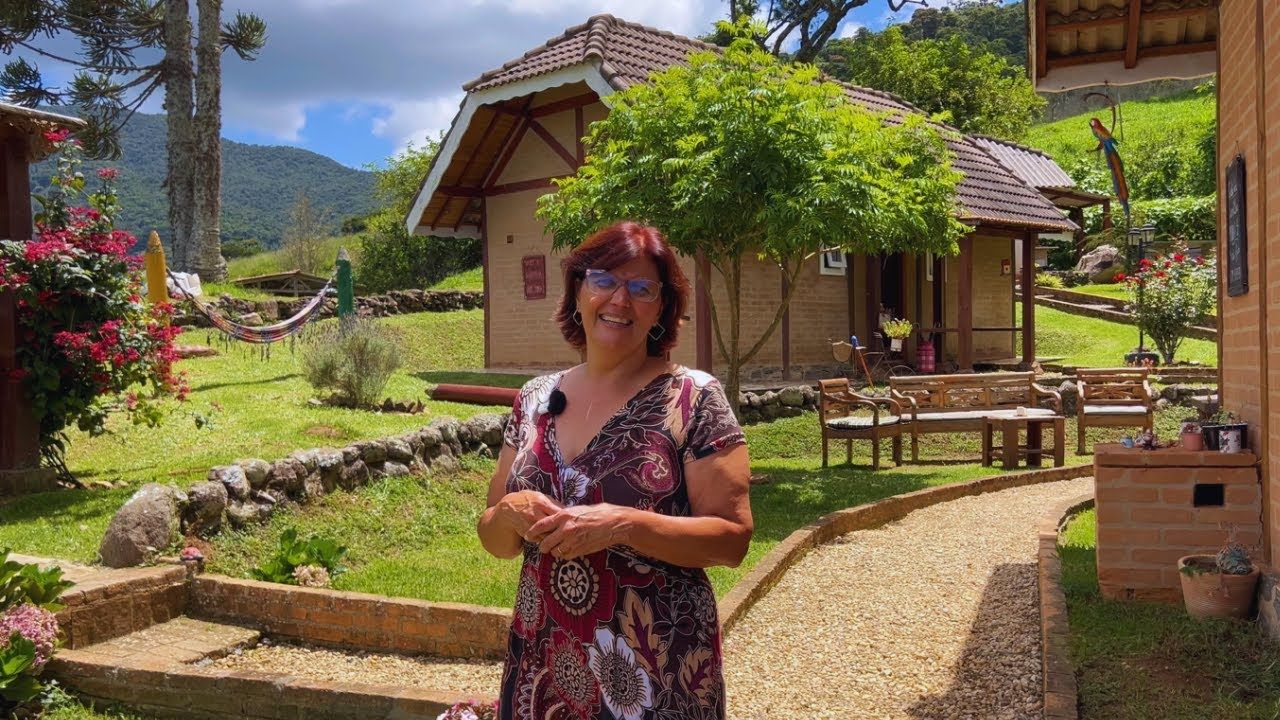 Um casal sobe 1.630 metros na Mantiqueira e revela a vida dentro de uma casa construída do zero com barro, esterco e madeira