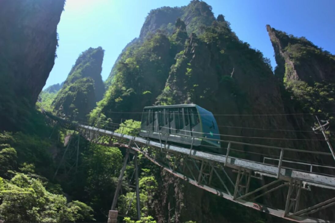 Una ferrocarril suspendido a 500 metros del suelo lleva viajeros a la cima de Huangshan, el destino chino más cercano al cielo