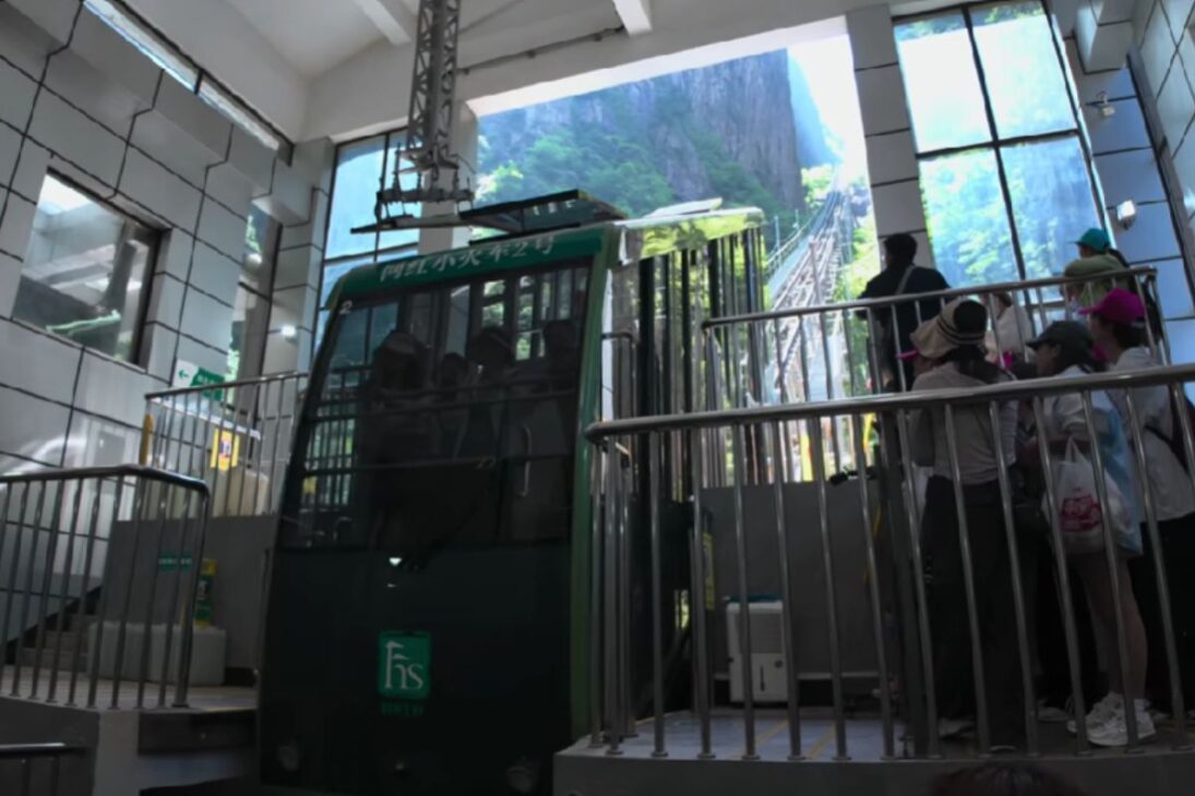 Una ferrocarril suspendido a 500 metros del suelo lleva viajeros a la cima de Huangshan, el destino chino más cercano al cielo