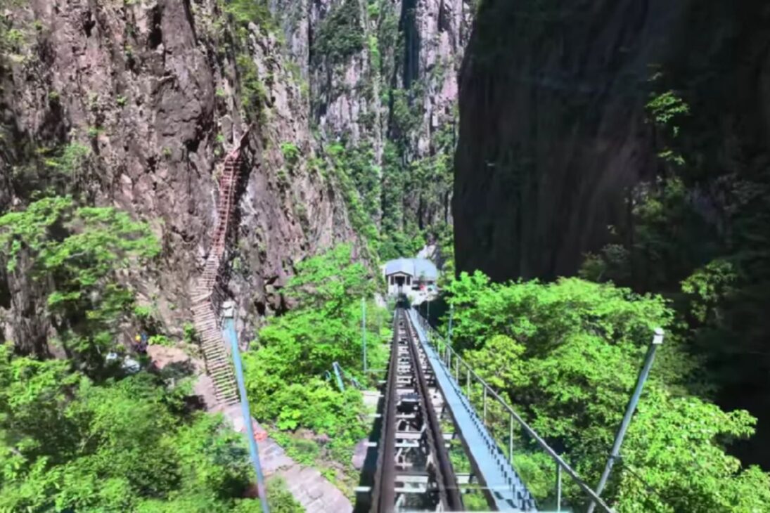 Una ferrocarril suspendido a 500 metros del suelo lleva viajeros a la cima de Huangshan, el destino chino más cercano al cielo