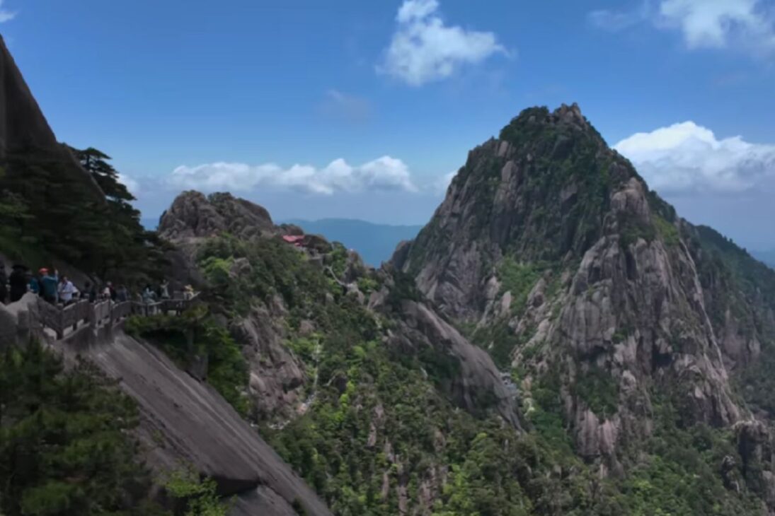Una ferrocarril suspendido a 500 metros del suelo lleva viajeros a la cima de Huangshan, el destino chino más cercano al cielo