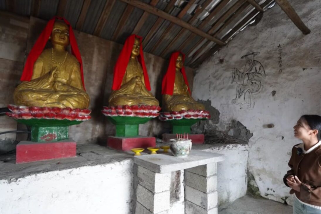 Historia de un anciano de 74 años que vive en un templo clavado en un acantilado remoto en Guizhou, guardando el Templo del Buda de Plata sobre el acantilado desde hace décadas en total dedicación.