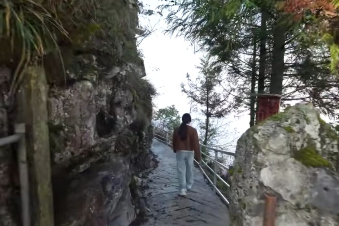 Historia de un anciano de 74 años que vive en un templo clavado en un acantilado remoto en Guizhou, guardando el Templo del Buda de Plata sobre el acantilado desde hace décadas en total dedicación.