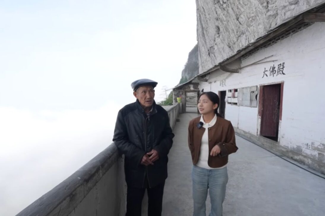 Historia de un anciano de 74 años que vive en un templo clavado en un acantilado remoto en Guizhou, guardando el Templo del Buda de Plata sobre el acantilado desde hace décadas en total dedicación.
