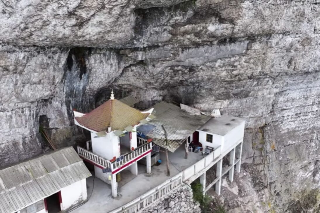 Historia de un anciano de 74 años que vive en un templo clavado en un acantilado remoto en Guizhou, guardando el Templo del Buda de Plata sobre el acantilado desde hace décadas en total dedicación.