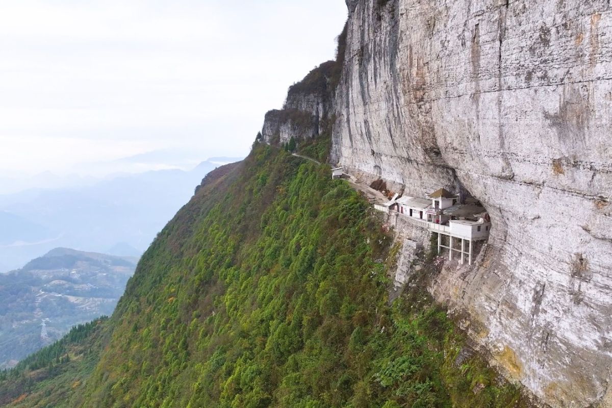 História de um velho de 74 anos que vive em um templo cravado num penhasco remoto em Guizhou, guardando o Templo do Buda de Prata sobre o penhasco há décadas em total dedicação.