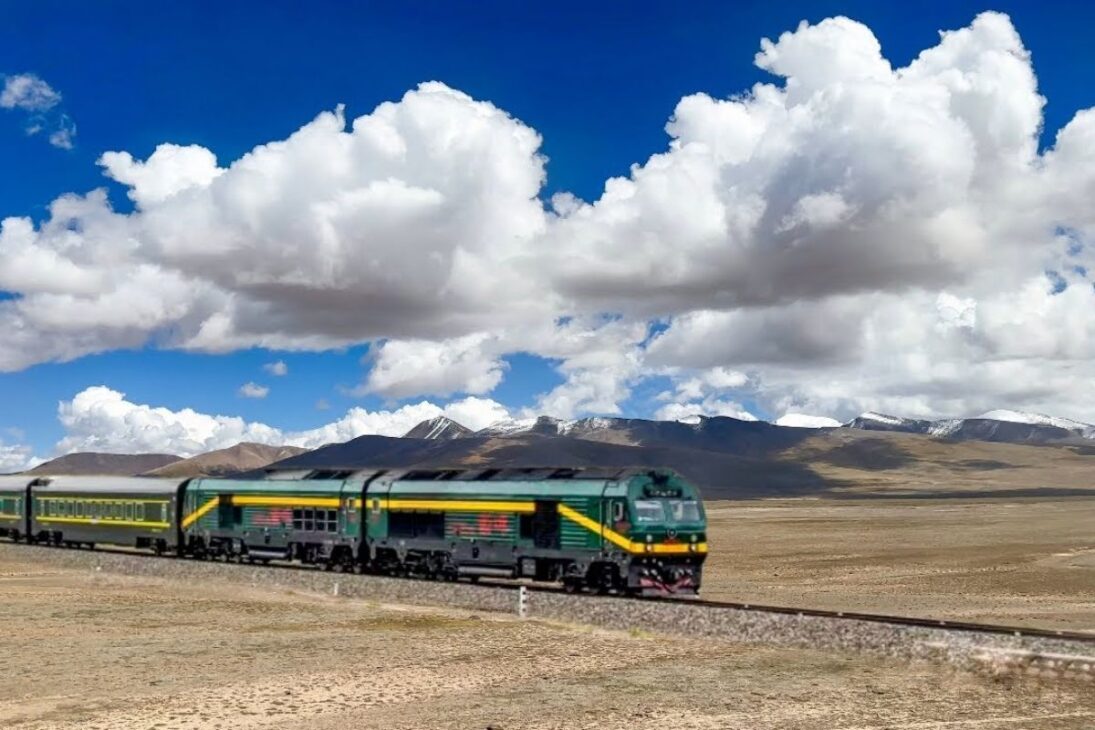 Viaje por el techo del mundo en un tren que parte de Xining rumbo a Lhasa, cruzando 1.956 km de altitud extrema en un viaje que combina ingeniería, cultura tibetana y paisajes de otro planeta.