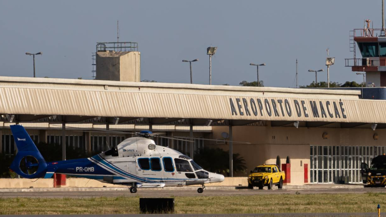 O Aeroporto de Macaé (RJ) vai operar exclusivamente com energia solar a partir de 2026. A usina fotovoltaica promete reduzir custos e tornar o terminal referência nacional em sustentabilidade.