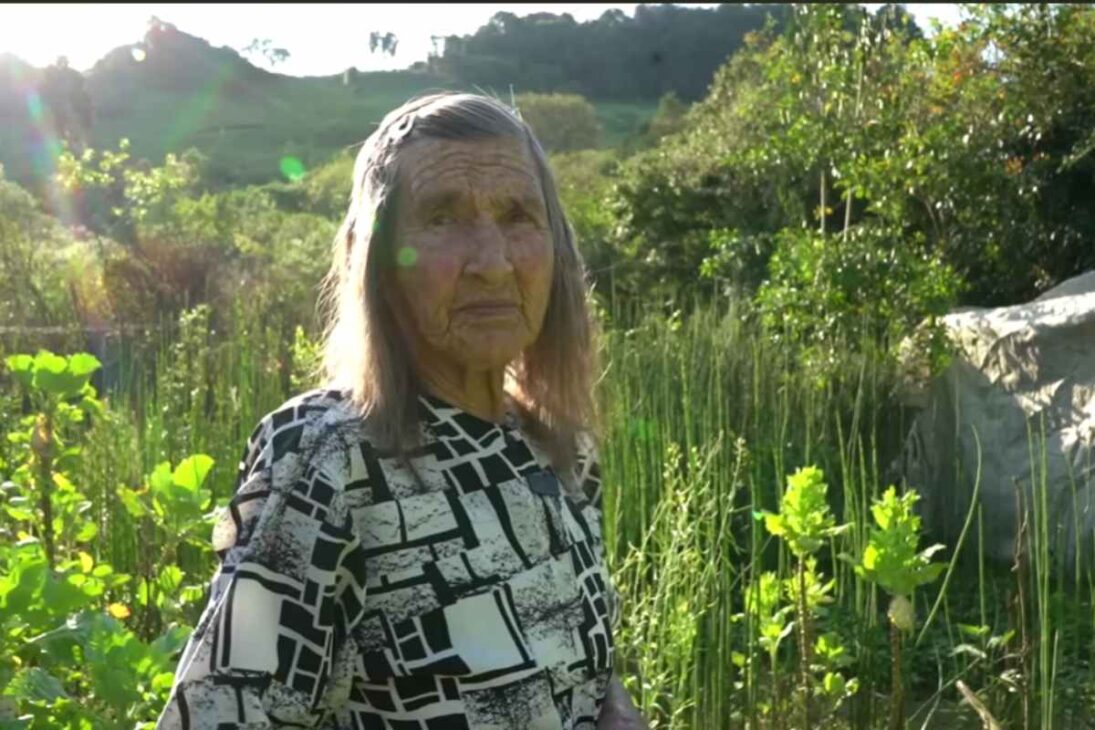 Historia de un agricultor de 70 años que vive con la madre de 90, mantiene una vida auténtica, cuida del jardín, usa el caballo en el día a día y preserva tradiciones en el interior catarinense.