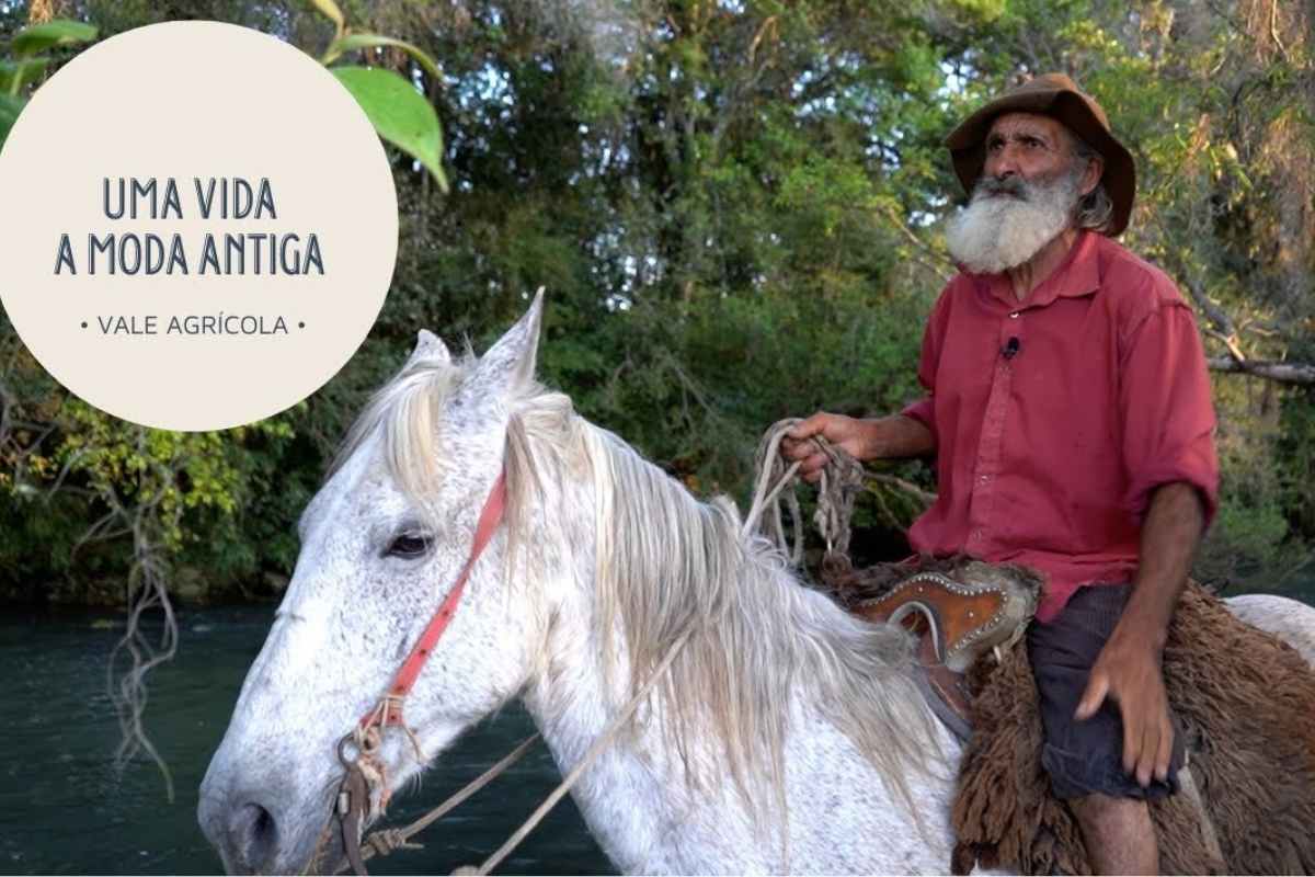 História de um agricultor de 70 anos que vive com a mãe de 90, mantém vida raiz, cuida do quintal, usa o cavalo no dia a dia e preserva tradições no interior catarinense.