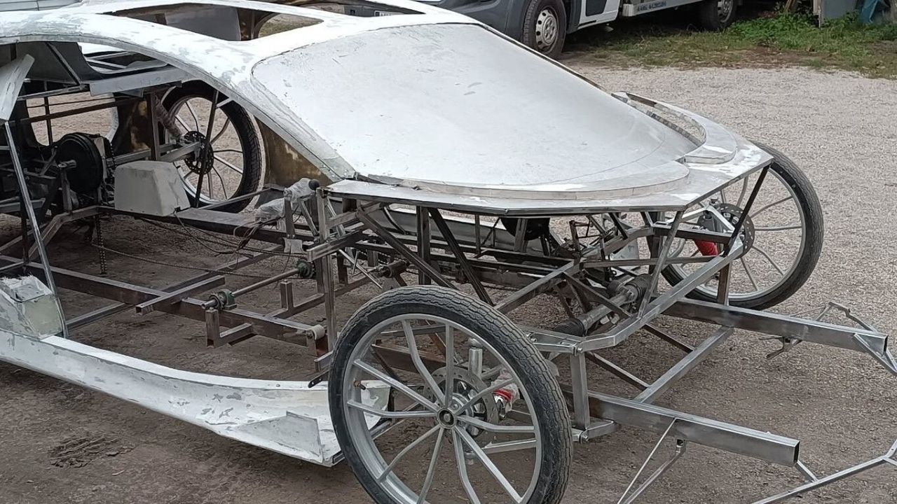 Um engenhoso polonês construiu uma versão do Bugatti Chiron que funciona como bicicleta. A réplica inusitada circula em Varsóvia.