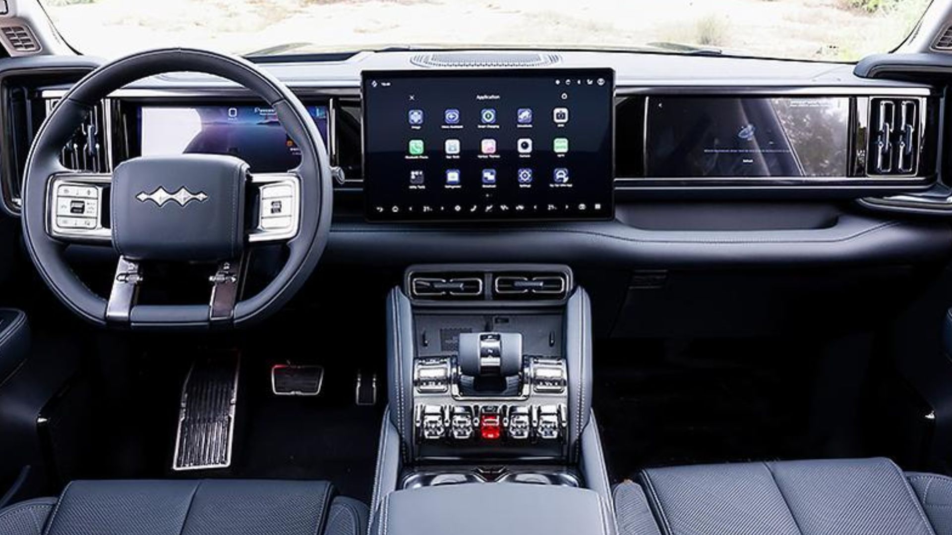 SUV BYD Denza B5 em estande no Salão do Automóvel 2025, em São Paulo.