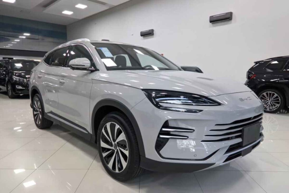 BYD Song Plus 2026 Entrega Consumo de Auto 1.0, Autonomía Cerca de 1000 km y Porte de SUV, Intentando Justificar el Precio Más Alto Frente a Rivais Híbridos Directos.