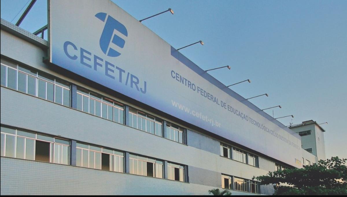 Fachada do Cefet/RJ no campus Maracanã, destacando a instituição que oferece 390 vagas gratuitas em cursos técnicos.