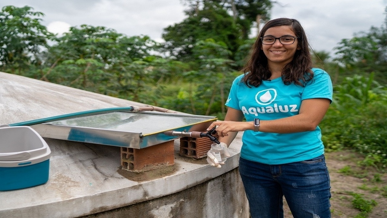 Uma jovem brasileira criou um sistema movido à luz solar que purifica a água da chuva no sertão e conquistou prêmio da ONU por inovação ambiental