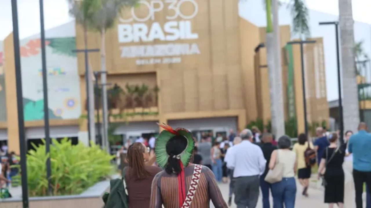 COP30 termina com forte impasse sobre petróleo, enquanto setores como mineração e agro dominam negociações. Governo brasileiro tenta recuperar consenso em meio a contradições e pressões climáticas globais.