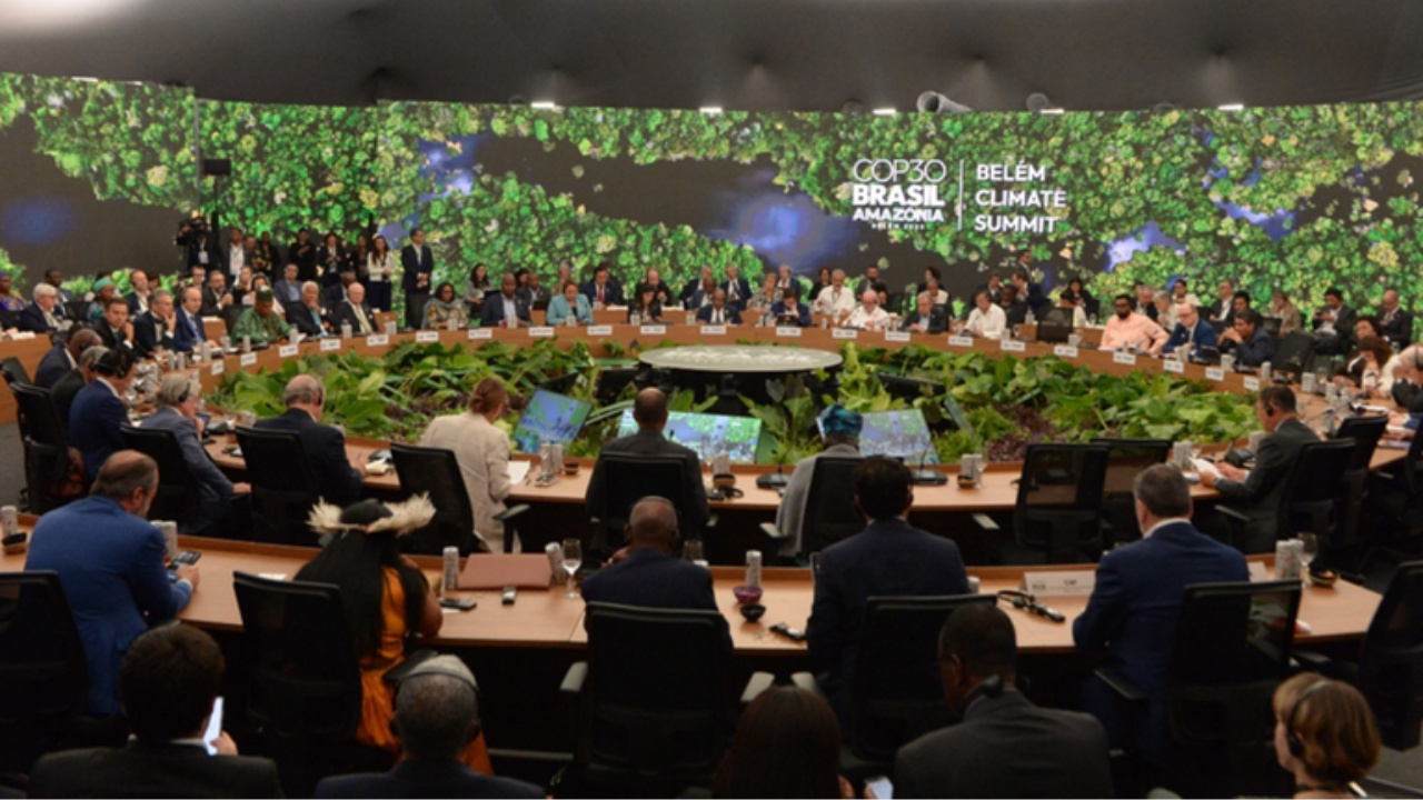 Debates na COP30 avançam sobre transição energética, industrialização verde e combustíveis sustentáveis, enquanto temas sociais e de saúde recebem novos compromissos internacionais.