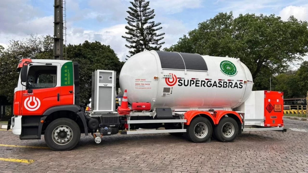 Projeto-piloto da Supergasbras utiliza energia solar em caminhões de GLP para operar bombas sem diesel, reduzir emissões e ampliar eficiência energética no transporte.