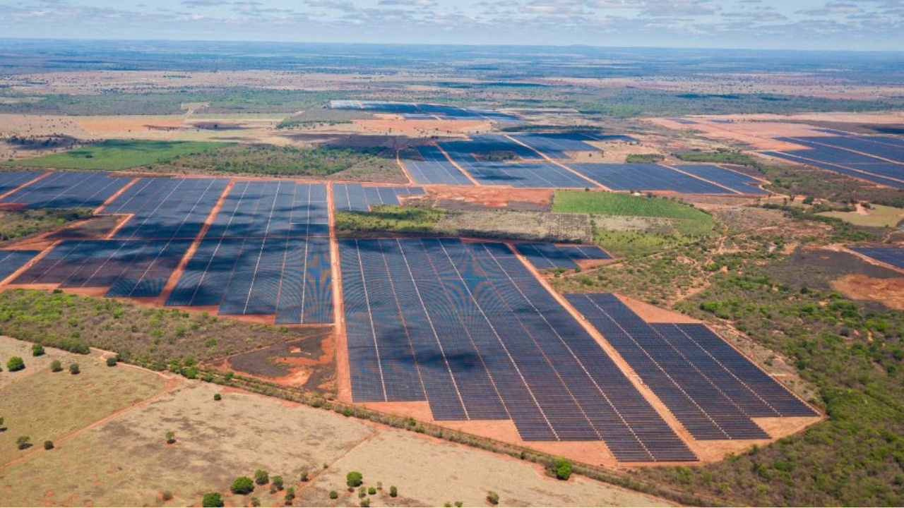 Minas Gerais reforça sua liderança no setor de energia solar ao atingir 13,3 GW de potência instalada. O estado já atraiu R$ 83 bilhões em investimentos e se destaca globalmente na geração sustentável.