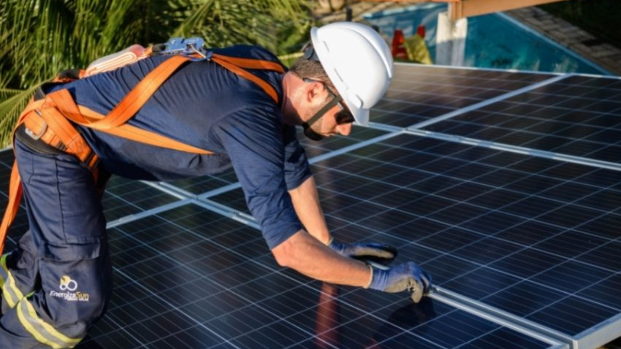 A energia solar impulsiona a economia brasileira com 500 mil novos empregos, R$ 57,5 bilhões em investimentos e avanços tecnológicos que revolucionam a gestão de instaladoras. Veja como o setor se torna peça central da transição energética no país.
