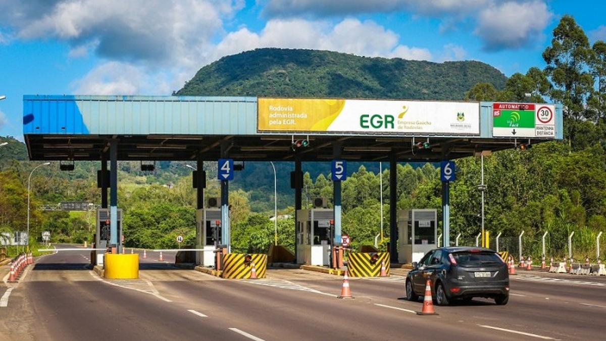 Praça de pedágio da EGR na BR-116, com veículo em aproximação e estrutura de cobrança cercada por área verde no Rio Grande do Sul