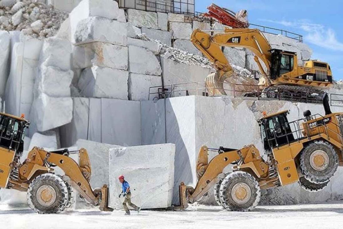 Del magma a las canteras, el granito es cortado en placas de alta precisión, pasa por pulido industrial y llega a la arquitectura contemporánea como material resistente y brillante.