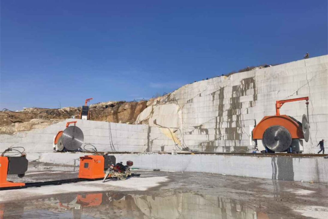 Del magma a las canteras, el granito es cortado en placas de alta precisión, pasa por pulido industrial y llega a la arquitectura contemporánea como material resistente y brillante.