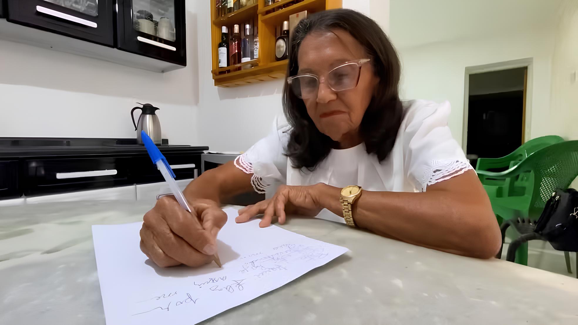 Aos 78 anos, aposentada do sertão que escreveu o TCC inteiro à mão por não saber usar computador conclui Direito na Paraíba e se torna a "aluna símbolo" da turma, emocionando professores e colegas