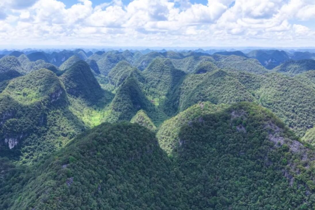 La historia de la anciana que vive aislada en las montañas de Guizhou muestra cómo la soledad puede convertirse en autonomía al rechazar la ciudad y elegir permanecer donde siempre ha vivido.