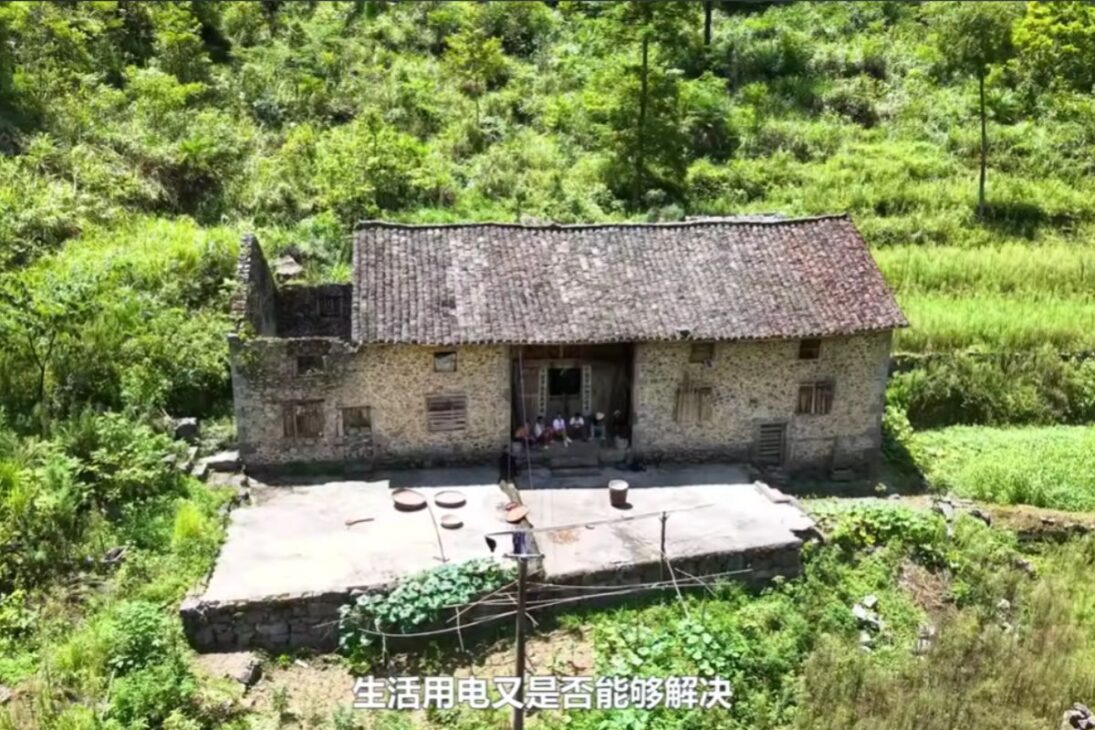 La historia de la anciana que vive aislada en las montañas de Guizhou muestra cómo la soledad puede convertirse en autonomía al rechazar la ciudad y elegir permanecer donde siempre ha vivido.