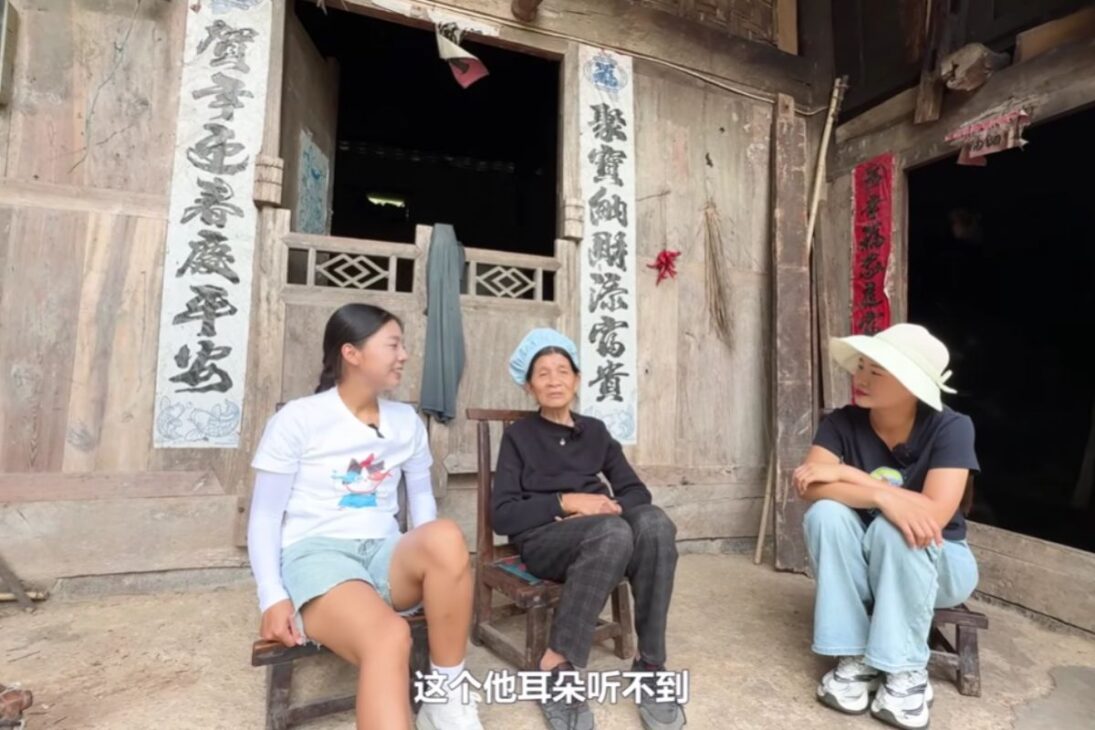 La historia de la anciana que vive aislada en las montañas de Guizhou muestra cómo la soledad puede convertirse en autonomía al rechazar la ciudad y elegir permanecer donde siempre ha vivido.