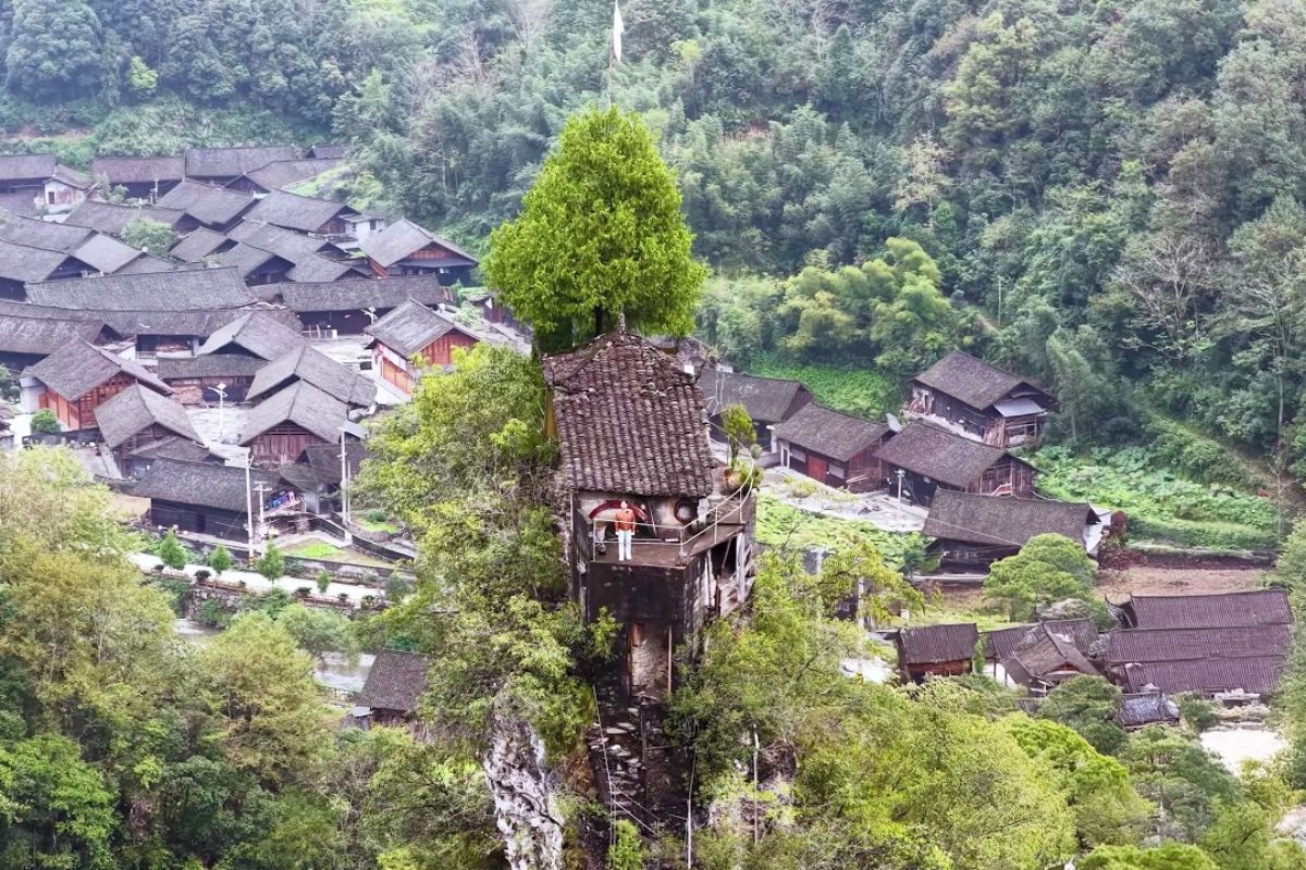 Uma casa no penhasco construída por um idoso em Hunan, na China