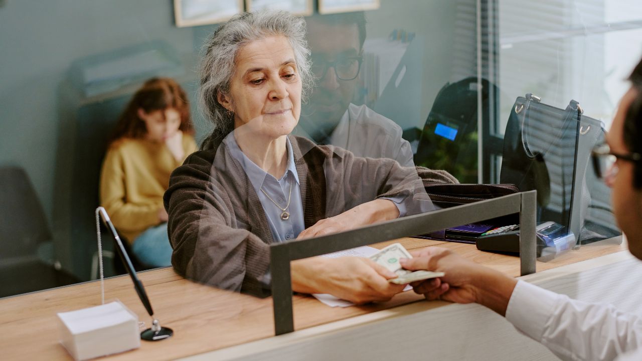 A lei do superendividamento garante que idosos com mais de 60 anos possam renegociar dívidas com mais proteção, sem comprometer a renda essencial.