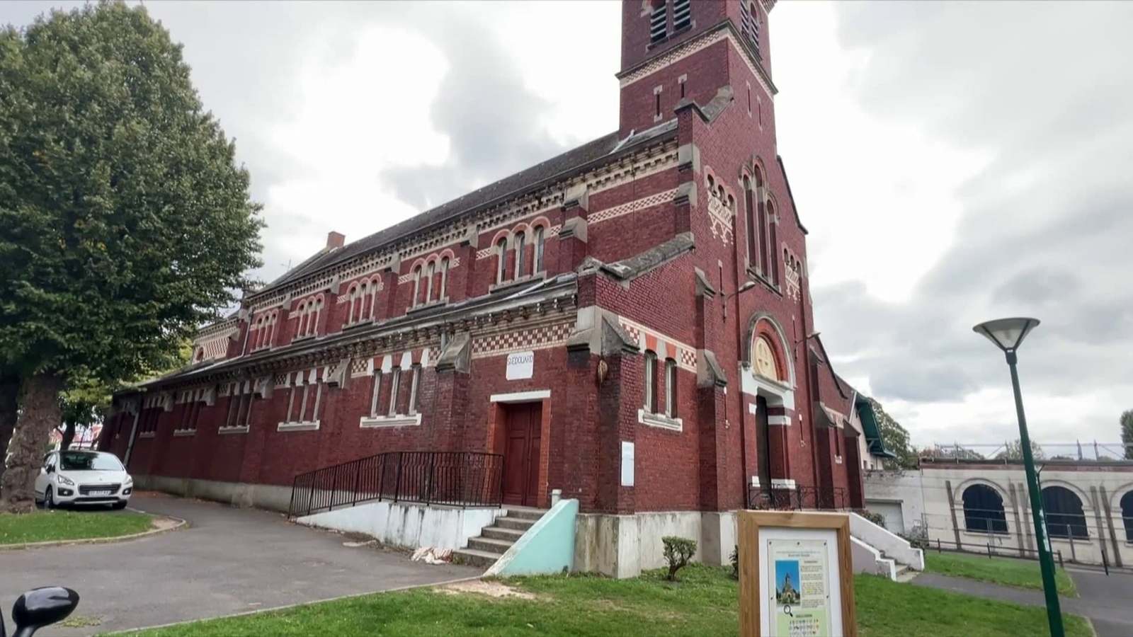 Essa cidade precisou vender a sua igreja de mais de 100 anos - hoje ela é uma escola