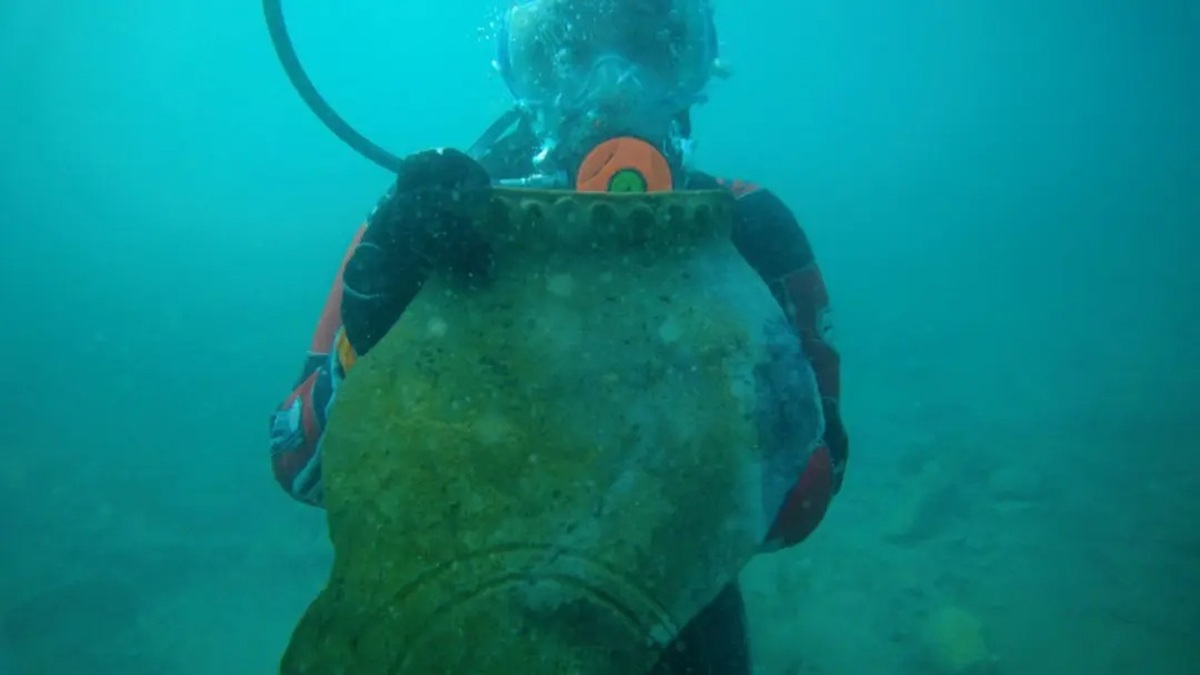 Arqueólogos revelam cidade submersa da Rota da Seda no Lago Issyk Kul, trazendo à luz estruturas, necrópole e evidências de um centro comercial perdido