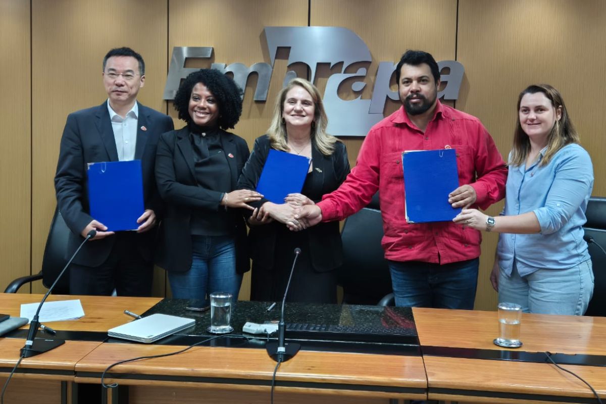 A inclusão digital na agricultura passa a ocupar novo espaço nos assentamentos rurais a partir de um acordo de cooperação firmado entre Embrapa, Sinomach Digital Technology Corporation, MDA e Unicrab