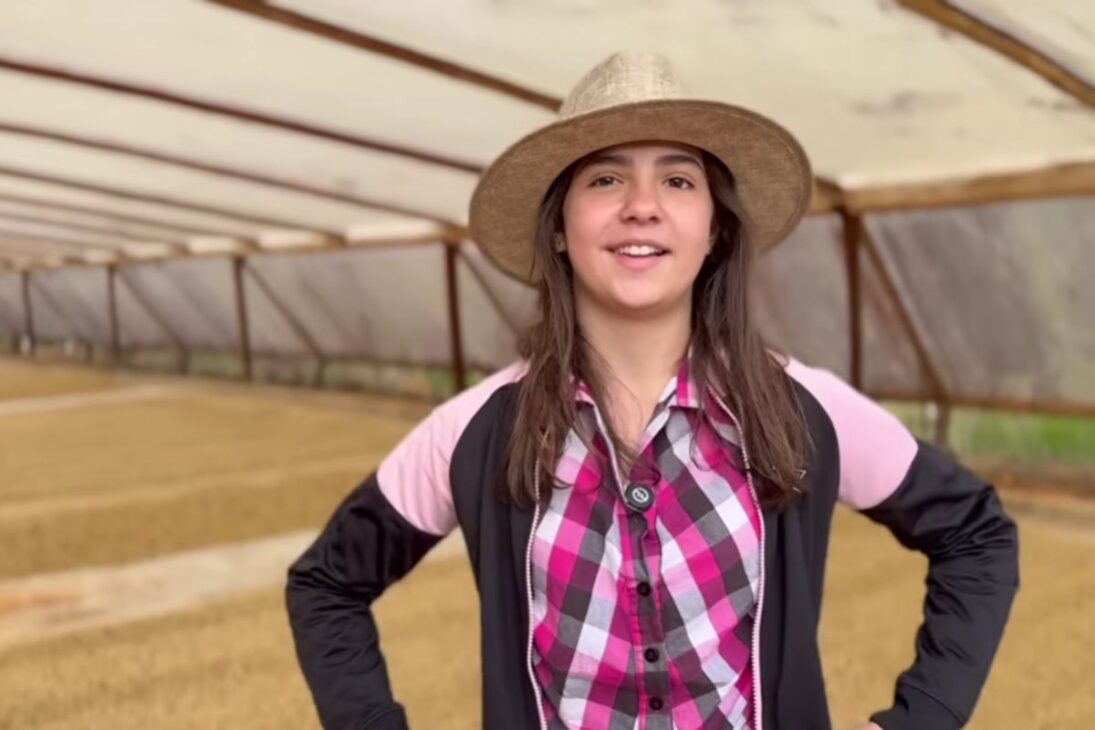 Con infancia entera vivida en la lavoura, Luna muestra cómo el café, la roza y el campo construyen identidad, trabajo y pertenencia en una trayectoria rural inspiradora.