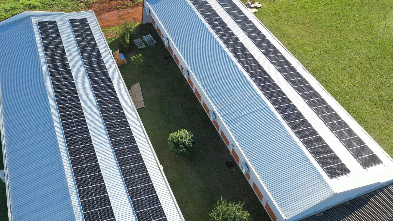Itaipu anuncia edital de R$ 105 milhões para instalação de energia solar em universidades públicas do Paraná e Mato Grosso do Sul, impulsionando pesquisa, inovação e redução de custos nas instituições.