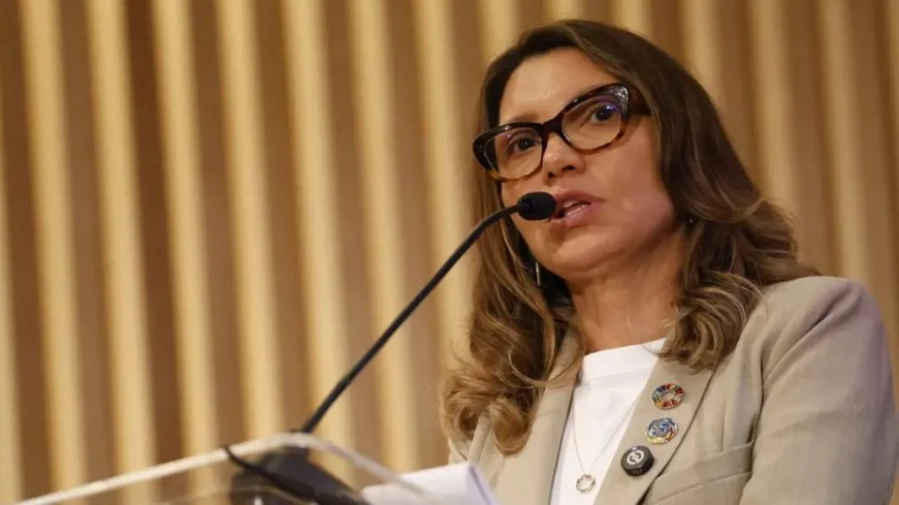 Durante a COP30, em Belém, a primeira-dama Janja Lula da Silva afirmou que o Brasil não pode deixar de usar combustíveis fósseis de forma imediata, reforçando a importância do petróleo na transição energética do país.